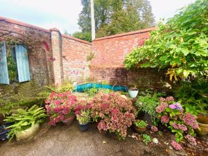 Enclosed Courtyard- click for photo gallery